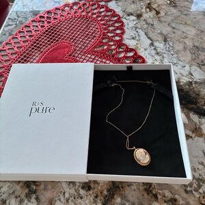 New with box gold 18 k made in Italy carved Cameo broche/pendant w chain